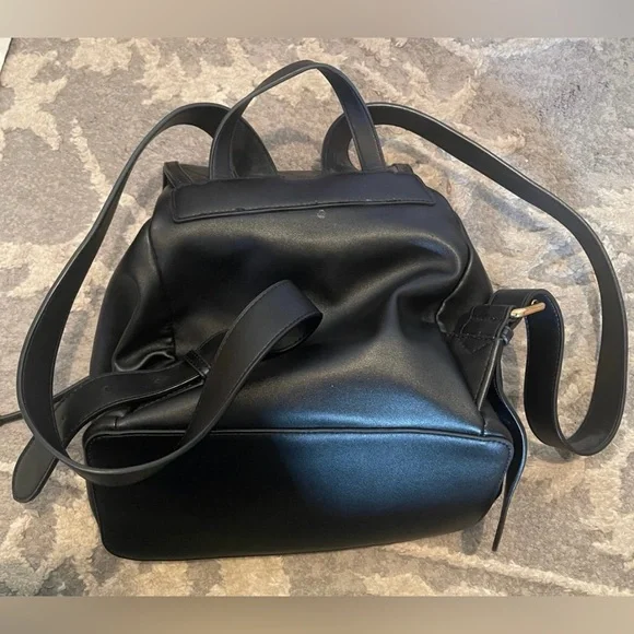 NWOT Love Moschino Black and Gold Leather Quilted Backpack  display picture 2